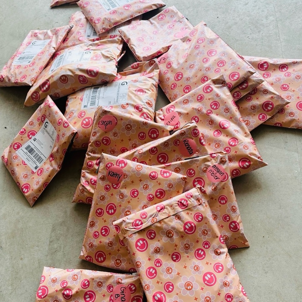 Smiles in Pink Poly Mailers 10x13 Pack of 25 - Picture 3 of 9